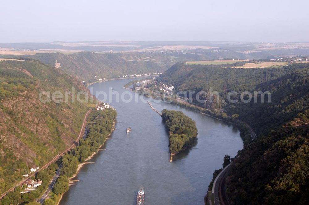 27.08.2008 from above - Blick auf den Rhein mit der Insel Ehrenthaler Warth im Zentrum und den Ortschaften Fellen und Wellmich. Oberhalb der Stadt Wellmich liegt die Burg Maus aus dem 14. Jahrhundert. View to the Rhine with the island Ehrenthaler Warth, the villages Fellen and Wellmich and the castle Mouse.