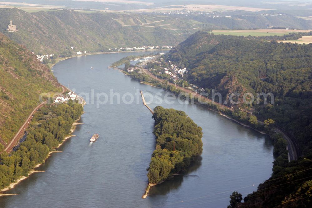 27.08.2008 from the bird's eye view: Blick auf den Rhein mit der Insel Ehrenthaler Warth im Zentrum und den Ortschaften Fellen und Wellmich. Oberhalb der Stadt Wellmich liegt die Burg Maus aus dem 14. Jahrhundert. View to the Rhine with the island Ehrenthaler Warth, the villages Fellen and Wellmich and the castle Mouse.