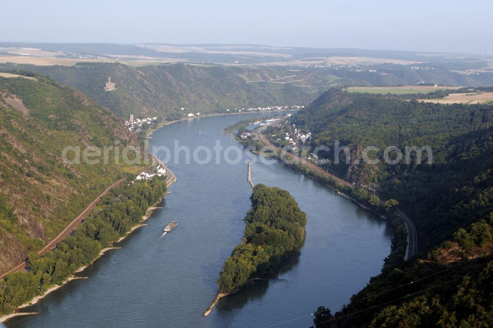 Aerial image 27.08.2008 - Blick auf den Rhein mit der Insel Ehrenthaler Warth im Zentrum und den Ortschaften Fellen und Wellmich. Oberhalb der Stadt Wellmich liegt die Burg Maus aus dem 14. Jahrhundert. View to the Rhine with the island Ehrenthaler Warth, the villages Fellen and Wellmich and the castle Mouse.