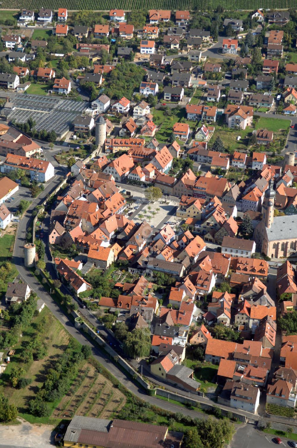 EIBELSTADT from above - Blick über Eibelstadt mit der Stadtmauer, Pfarrkirche St. Nikolaus und dem Rathaus. Eibelstadt ist eine Stadt im unterfränkischen Landkreis Würzburg und Sitz der Verwaltungsgemeinschaft Eibelstadt. Kontakt: Stadt Eibelstadt, Marktplatz 2, 97246 Eibelstadt, Tel. +49 (0)93 03 90 61 0, Fax: +49 (0)93 03 84 83, e-mail: info@eibelstadt.de