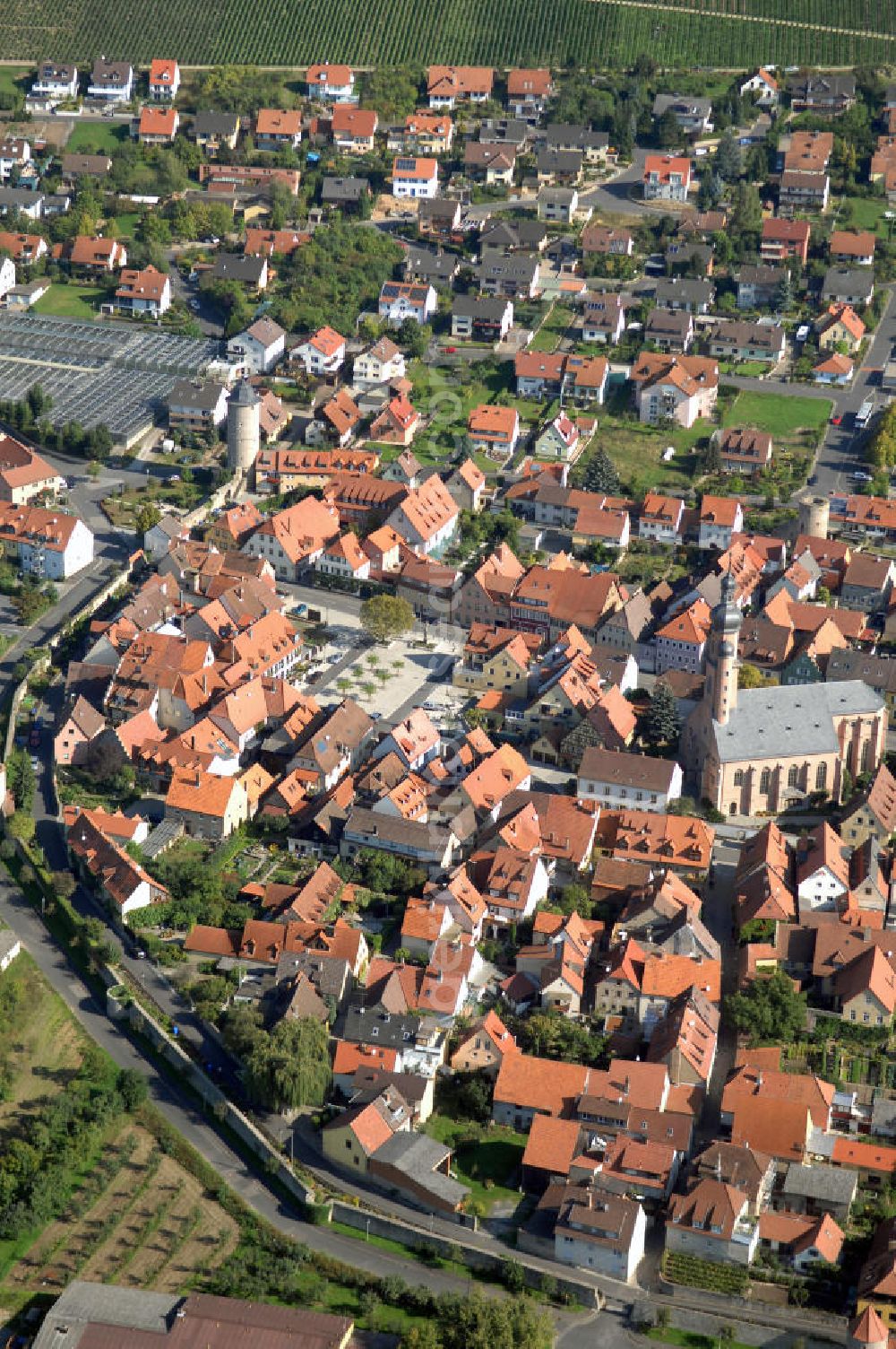 EIBELSTADT from the bird's eye view: Blick über Eibelstadt mit der Stadtmauer, Pfarrkirche St. Nikolaus und dem Rathaus. Eibelstadt ist eine Stadt im unterfränkischen Landkreis Würzburg und Sitz der Verwaltungsgemeinschaft Eibelstadt. Kontakt: Stadt Eibelstadt, Marktplatz 2, 97246 Eibelstadt, Tel. +49 (0)93 03 90 61 0, Fax: +49 (0)93 03 84 83, e-mail: info@eibelstadt.de