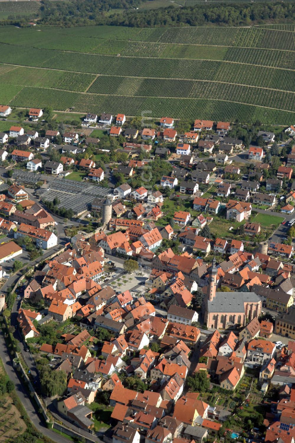 Aerial image EIBELSTADT - Blick über Eibelstadt mit der Stadtmauer, Pfarrkirche St. Nikolaus und dem Rathaus. Eibelstadt ist eine Stadt im unterfränkischen Landkreis Würzburg und Sitz der Verwaltungsgemeinschaft Eibelstadt. Kontakt: Stadt Eibelstadt, Marktplatz 2, 97246 Eibelstadt, Tel. +49 (0)93 03 90 61 0, Fax: +49 (0)93 03 84 83, e-mail: info@eibelstadt.de