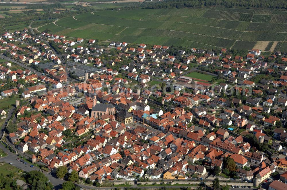 EIBELSTADT from the bird's eye view: Blick über Eibelstadt mit der Stadtmauer, Pfarrkirche St. Nikolaus und dem Rathaus. Eibelstadt ist eine Stadt im unterfränkischen Landkreis Würzburg und Sitz der Verwaltungsgemeinschaft Eibelstadt. Kontakt: Stadt Eibelstadt, Marktplatz 2, 97246 Eibelstadt, Tel. +49 (0)93 03 90 61 0, Fax: +49 (0)93 03 84 83, e-mail: info@eibelstadt.de