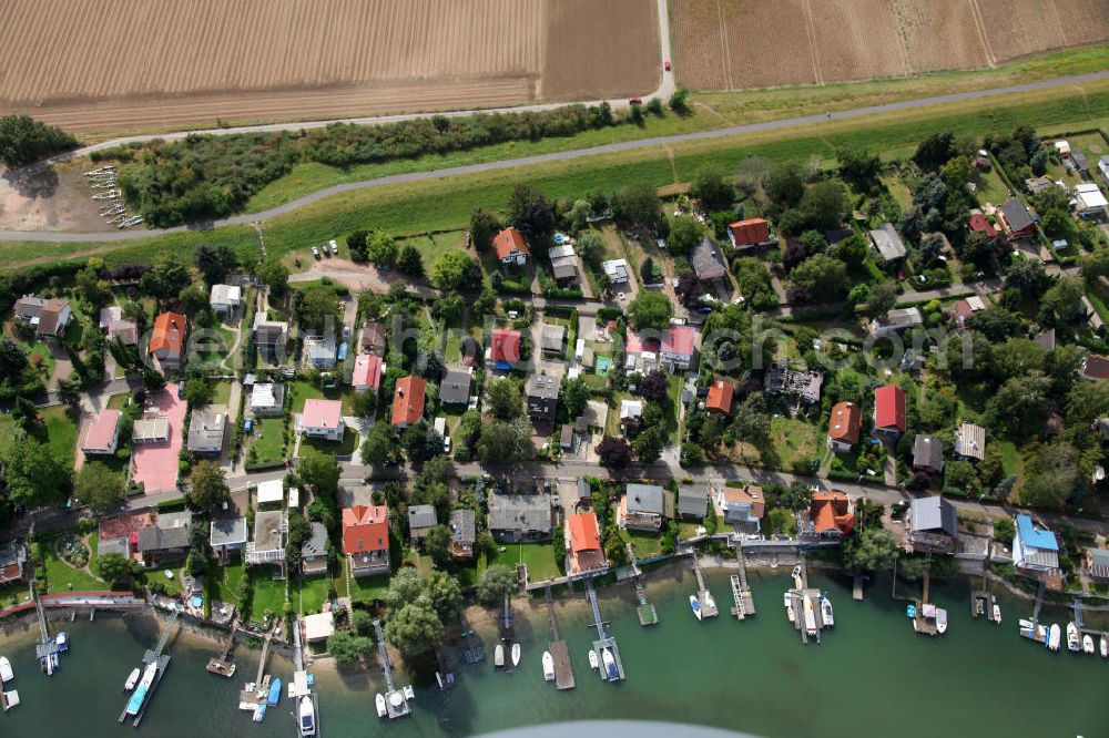 Eich from the bird's eye view: Blick auf den Eicher See der gleichnamigen Ortsgemeinde Eich im Landkreis Alzey-Worms in Rheinland-Pfalz. Der Eicher See ist ein zu Eich gehörender Baggersee mit Zugang zum Rhein. Er wird auch „Rheinhessisches Meer“ genannt, weil er der größte See in Rheinhessen ist. View to the lake Eicher See of the village Eich in the administrative district Azley-Worms in Rhineland-Palatinate.