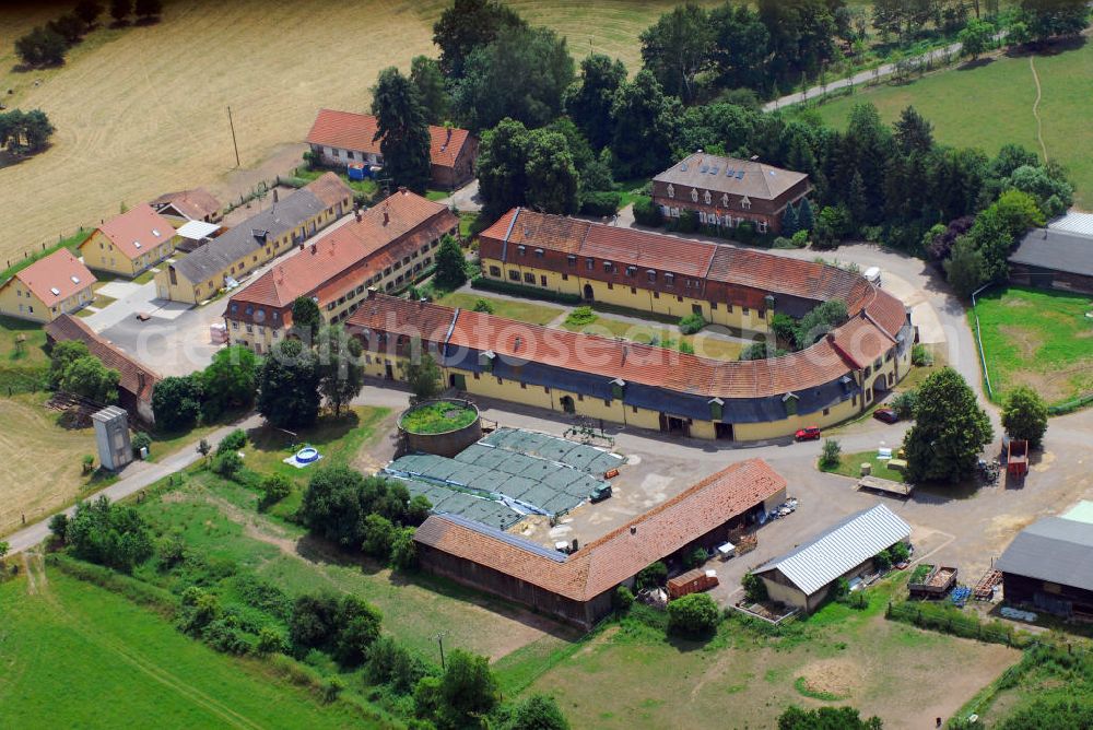 Waldmohr from the bird's eye view: Blick auf den Ortsteil Eichelscheiderhof in Waldmohr. Erstmals erwähnt wird der Hof als Bauernhof im Jahre 1704. Ursprünglich gehörte das Hofgut zum Herzogtum Zweibrücken und stand auf der Gemarkung von Jägersburg. Vom französischen Baustil beeinflusst gibt Christian IV. dem Gestüt seine heutige, charakteristische Form, die dem eines Hufeisens gleicht. Bei der Bildung des Saargebietes im Jahre 1920 schied das Gut aus der Gemeinde Jägersburg aus und wurde Waldmohr zugeschlagen. Im März 1960 wurde das Gestüt aufgelöst und der Hof in Privatbesitz verkauft. Auf 200 ha bester Fläche werden dort heute Deutsch Angus und Blonde d'Aquitaine Rinder der Extraklasse gezüchtet. Kontakt: Willersinn Erben GmbH, Eichelscheiderhof, 66914 Waldmohr, Tel.: 06373/4269, info@eichelscheiderhof.de