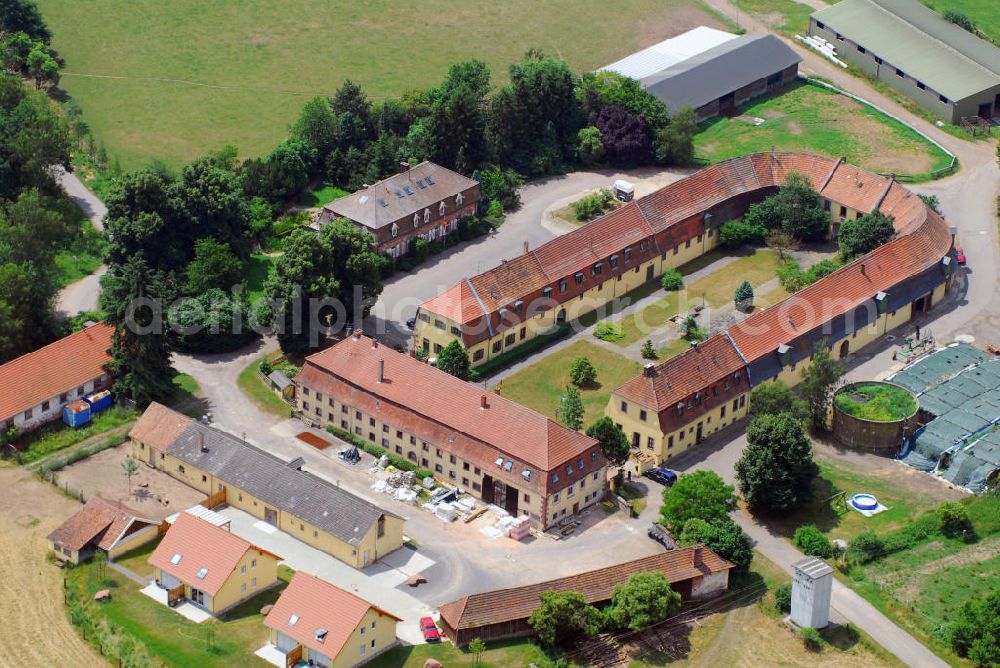 Aerial image Waldmohr - Blick auf den Ortsteil Eichelscheiderhof in Waldmohr. Erstmals erwähnt wird der Hof als Bauernhof im Jahre 1704. Ursprünglich gehörte das Hofgut zum Herzogtum Zweibrücken und stand auf der Gemarkung von Jägersburg. Vom französischen Baustil beeinflusst gibt Christian IV. dem Gestüt seine heutige, charakteristische Form, die dem eines Hufeisens gleicht. Bei der Bildung des Saargebietes im Jahre 1920 schied das Gut aus der Gemeinde Jägersburg aus und wurde Waldmohr zugeschlagen. Im März 1960 wurde das Gestüt aufgelöst und der Hof in Privatbesitz verkauft. Auf 200 ha bester Fläche werden dort heute Deutsch Angus und Blonde d'Aquitaine Rinder der Extraklasse gezüchtet. Kontakt: Willersinn Erben GmbH, Eichelscheiderhof, 66914 Waldmohr, Tel.: 06373/4269, info@eichelscheiderhof.de