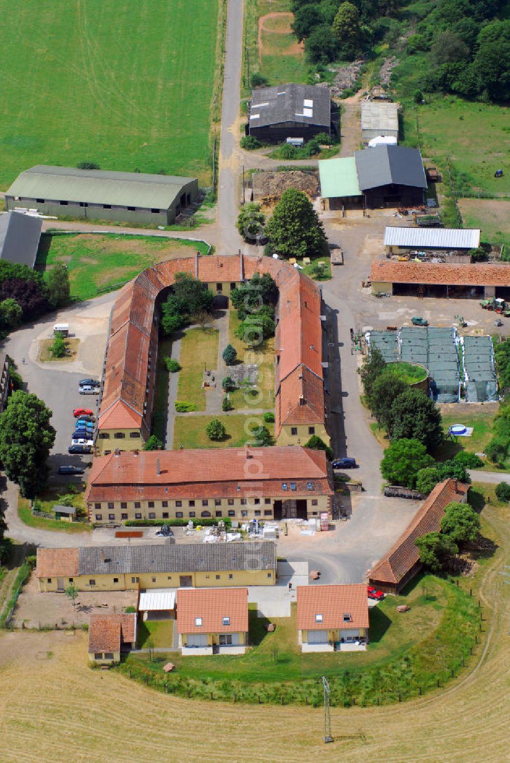 Aerial photograph Waldmohr - Blick auf den Ortsteil Eichelscheiderhof in Waldmohr. Erstmals erwähnt wird der Hof als Bauernhof im Jahre 1704. Ursprünglich gehörte das Hofgut zum Herzogtum Zweibrücken und stand auf der Gemarkung von Jägersburg. Vom französischen Baustil beeinflusst gibt Christian IV. dem Gestüt seine heutige, charakteristische Form, die dem eines Hufeisens gleicht. Bei der Bildung des Saargebietes im Jahre 1920 schied das Gut aus der Gemeinde Jägersburg aus und wurde Waldmohr zugeschlagen. Im März 1960 wurde das Gestüt aufgelöst und der Hof in Privatbesitz verkauft. Auf 200 ha bester Fläche werden dort heute Deutsch Angus und Blonde d'Aquitaine Rinder der Extraklasse gezüchtet. Kontakt: Willersinn Erben GmbH, Eichelscheiderhof, 66914 Waldmohr, Tel.: 06373/4269, info@eichelscheiderhof.de