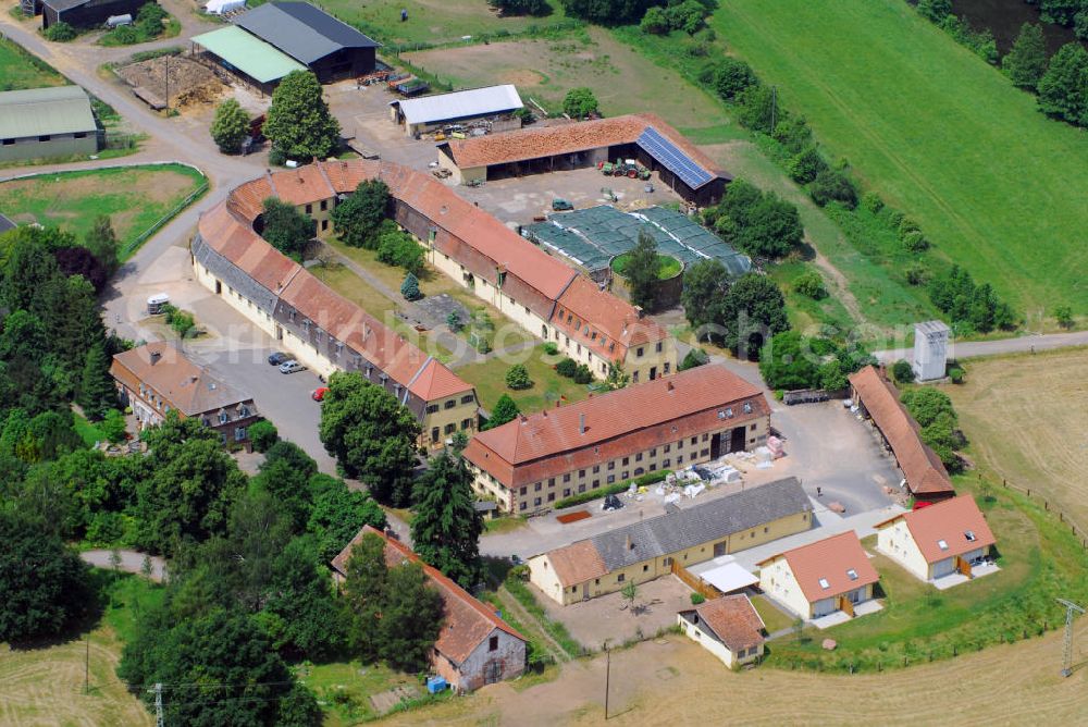 Waldmohr from above - Blick auf den Ortsteil Eichelscheiderhof in Waldmohr. Erstmals erwähnt wird der Hof als Bauernhof im Jahre 1704. Ursprünglich gehörte das Hofgut zum Herzogtum Zweibrücken und stand auf der Gemarkung von Jägersburg. Vom französischen Baustil beeinflusst gibt Christian IV. dem Gestüt seine heutige, charakteristische Form, die dem eines Hufeisens gleicht. Bei der Bildung des Saargebietes im Jahre 1920 schied das Gut aus der Gemeinde Jägersburg aus und wurde Waldmohr zugeschlagen. Im März 1960 wurde das Gestüt aufgelöst und der Hof in Privatbesitz verkauft. Auf 200 ha bester Fläche werden dort heute Deutsch Angus und Blonde d'Aquitaine Rinder der Extraklasse gezüchtet. Kontakt: Willersinn Erben GmbH, Eichelscheiderhof, 66914 Waldmohr, Tel.: 06373/4269, info@eichelscheiderhof.de