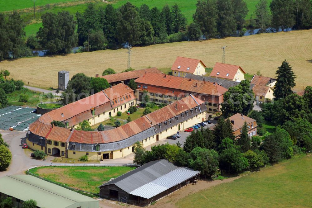 Waldmohr from the bird's eye view: Blick auf den Ortsteil Eichelscheiderhof in Waldmohr. Erstmals erwähnt wird der Hof als Bauernhof im Jahre 1704. Ursprünglich gehörte das Hofgut zum Herzogtum Zweibrücken und stand auf der Gemarkung von Jägersburg. Vom französischen Baustil beeinflusst gibt Christian IV. dem Gestüt seine heutige, charakteristische Form, die dem eines Hufeisens gleicht. Bei der Bildung des Saargebietes im Jahre 1920 schied das Gut aus der Gemeinde Jägersburg aus und wurde Waldmohr zugeschlagen. Im März 1960 wurde das Gestüt aufgelöst und der Hof in Privatbesitz verkauft. Auf 200 ha bester Fläche werden dort heute Deutsch Angus und Blonde d'Aquitaine Rinder der Extraklasse gezüchtet. Kontakt: Willersinn Erben GmbH, Eichelscheiderhof, 66914 Waldmohr, Tel.: 06373/4269, info@eichelscheiderhof.de