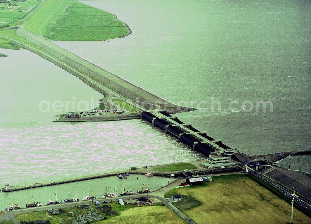 WESSELBUREN from the bird's eye view: Bis zum Bau des Eidersperrwerkes (1967 - 1973) trug die Eider bei Stürmen die Wassermassen weit ins Land hinein. Heute ist das Gebiet durch den Eiderdamm geschützt. Das Sperrwerk läßt die normalen Wasserstände durch, bei Sturmflut bleibt das Werk geschlossen.