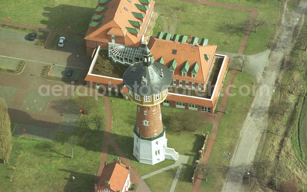 Aerial photograph Schwedt / MV - Eigenheimgebiet Am Wasserturm. Stadtverwaltung Schwedt/Oder, Liegenschaftsamt, 16303 Schwedt/Oder, Lindenallee 25 - 29, Rathaus, Zimmer 129 und 130, Telefon (0 33 32) 44 61 29 und 44 61 30