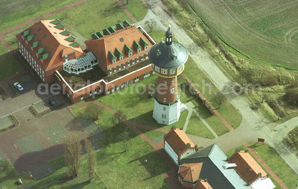 Schwedt / MV from the bird's eye view: Eigenheimgebiet Am Wasserturm. Stadtverwaltung Schwedt/Oder, Liegenschaftsamt, 16303 Schwedt/Oder, Lindenallee 25 - 29, Rathaus, Zimmer 129 und 130, Telefon (0 33 32) 44 61 29 und 44 61 30