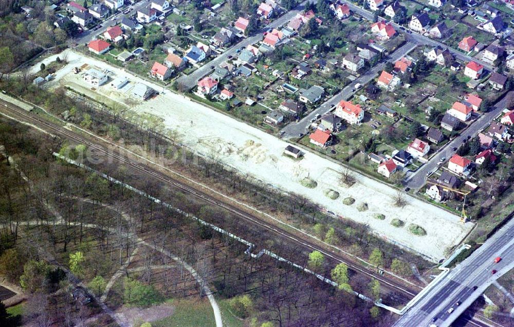 Aerial image Berlin - Biesdorf - Eigenheimsiedlungsbau nördlich der B1 am Schloß Biesdorf in Berlin.