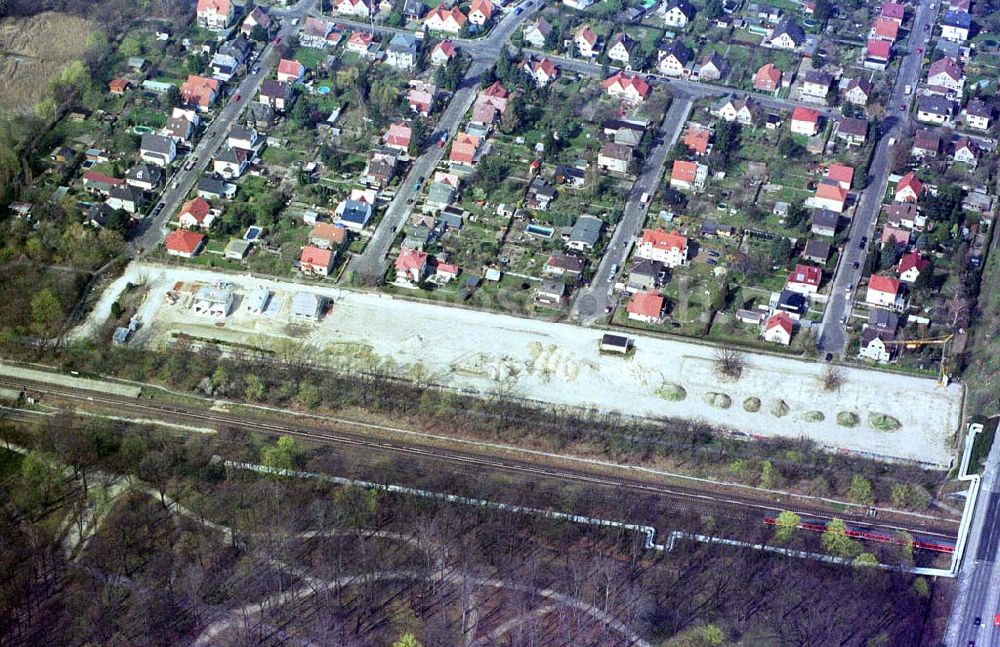 Aerial photograph Berlin - Biesdorf - Eigenheimsiedlungsbau nördlich der B1 am Schloß Biesdorf in Berlin. 09.04.2002