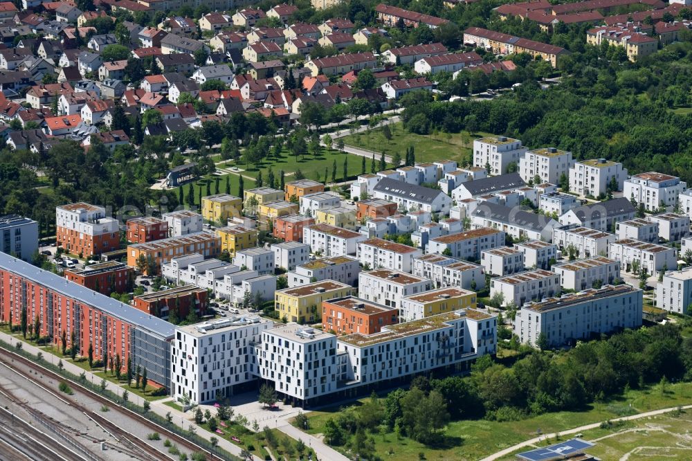 München from the bird's eye view: Residential area of a single- and multi-family house settlement on Admiralbogen in the district Schwabing-Freimann in Munich in the state Bavaria, Germany