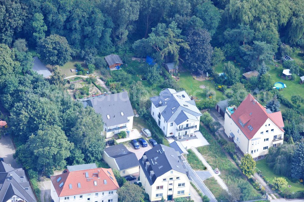 Aerial image Berlin Mahlsdorf - Blick auf Ein- und Mehrfamilienhäuser im Wohngebiet an der Hönower Straße in Berlin - Mahlsdorf. View of single and multi-family houses in residential area in Berlin - Mahlsdorf.