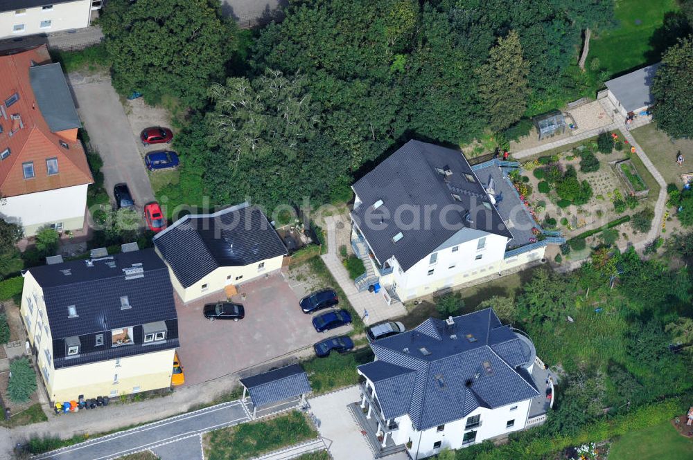 Aerial photograph Berlin Mahlsdorf - Blick auf Ein- und Mehrfamilienhäuser im Wohngebiet an der Hönower Straße in Berlin - Mahlsdorf. View of single and multi-family houses in residential area in Berlin - Mahlsdorf.