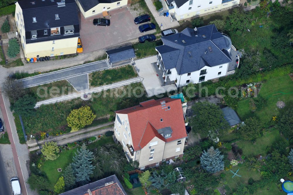 Berlin Mahlsdorf from above - Blick auf Ein- und Mehrfamilienhäuser im Wohngebiet an der Hönower Straße in Berlin - Mahlsdorf. View of single and multi-family houses in residential area in Berlin - Mahlsdorf.