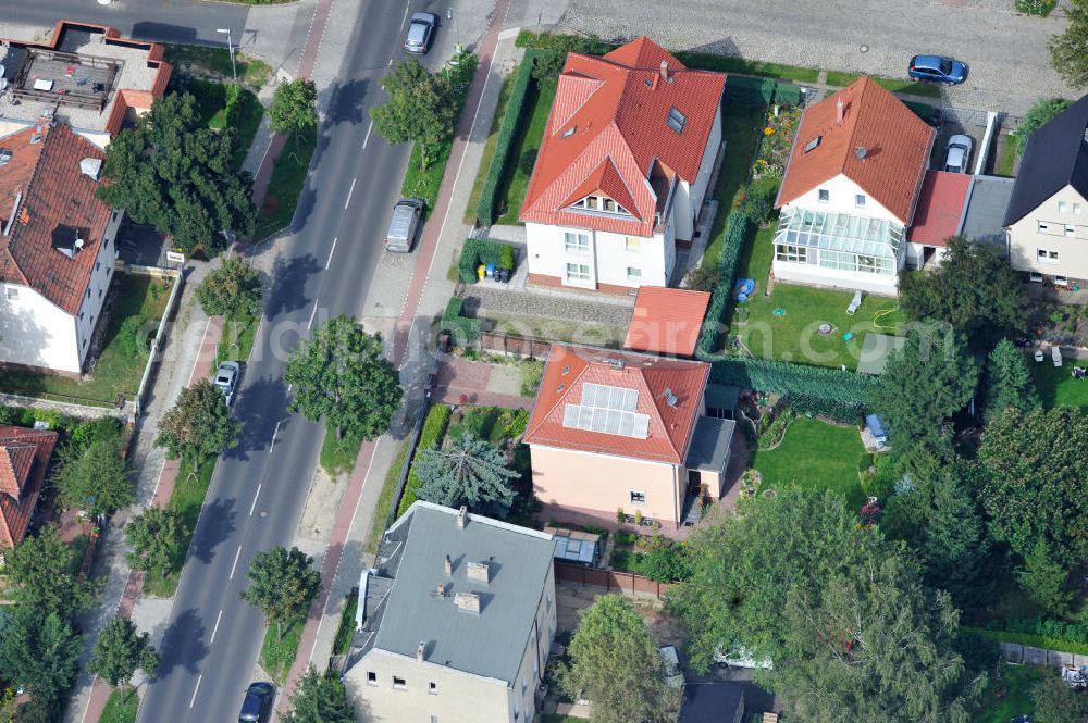 Aerial image Berlin Mahlsdorf - Blick auf Ein- und Mehrfamilienhäuser im Wohngebiet an der Hönower Straße in Berlin - Mahlsdorf. View of single and multi-family houses in residential area in Berlin - Mahlsdorf.