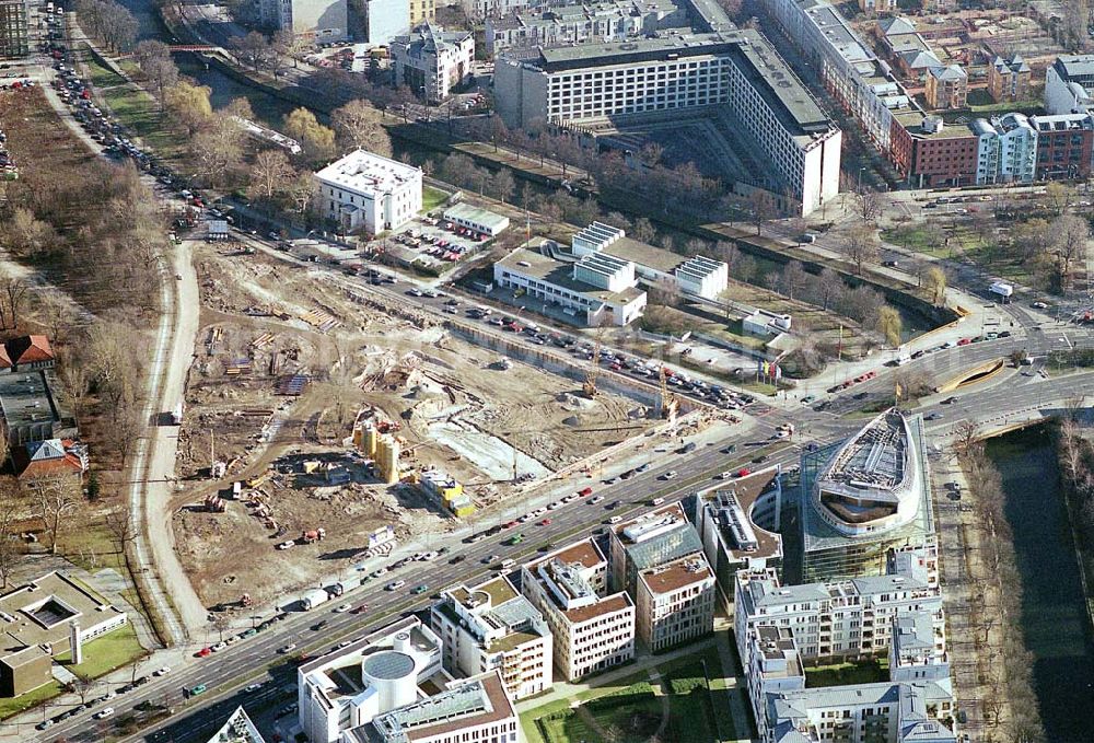 Berlin-Tiergarten from the bird's eye view: Ein traditionelles Zentrum des historischen Berlins wird wieder zum Leben erweckt - die ehemalige „Untere Friedrichsvorstadt“. Wo zu Beginn des vergangenen Jahrhunderts die geistige und kulturelle Elite Berlins arbeitete und lebte, soll nun mit dem Köbis Dreieck ein neuer Ort der Begegnungen entstehen. Der insgesamt zwölf Einzelgebäude umfassende Komplex soll 2006 fertig gestellt werden. Köbis Dreieck GmbH & Co. Developement KG