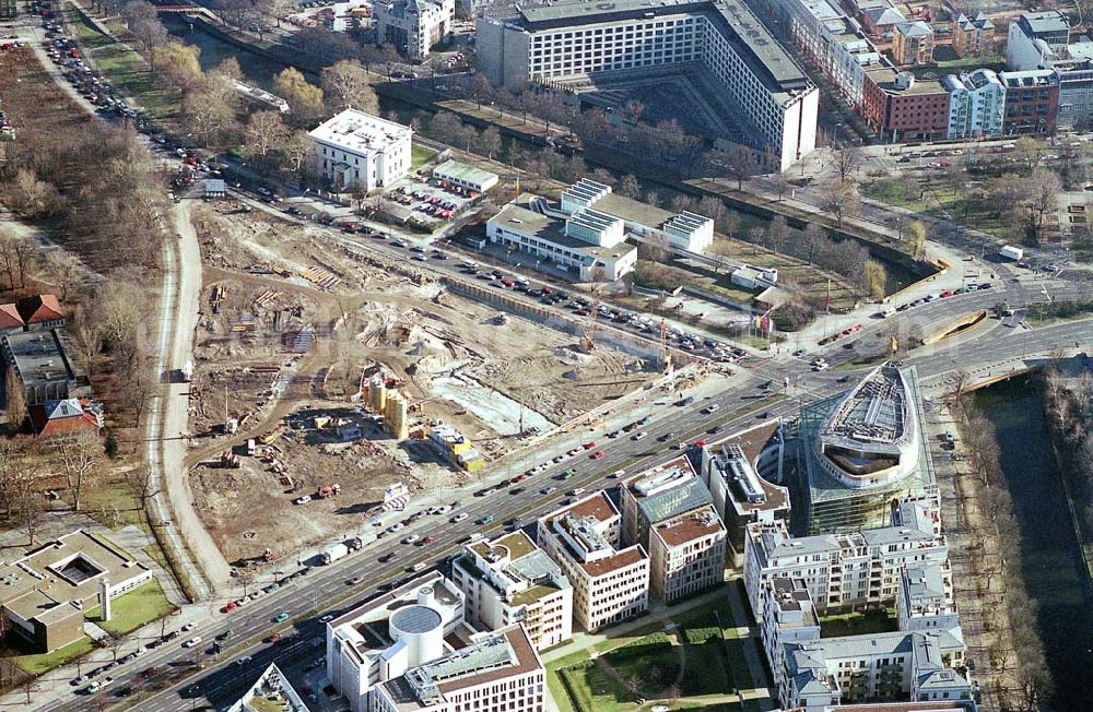 Aerial image Berlin-Tiergarten - Ein traditionelles Zentrum des historischen Berlins wird wieder zum Leben erweckt - die ehemalige „Untere Friedrichsvorstadt“. Wo zu Beginn des vergangenen Jahrhunderts die geistige und kulturelle Elite Berlins arbeitete und lebte, soll nun mit dem Köbis Dreieck ein neuer Ort der Begegnungen entstehen. Der insgesamt zwölf Einzelgebäude umfassende Komplex soll 2006 fertig gestellt werden. Köbis Dreieck GmbH & Co. Developement KG