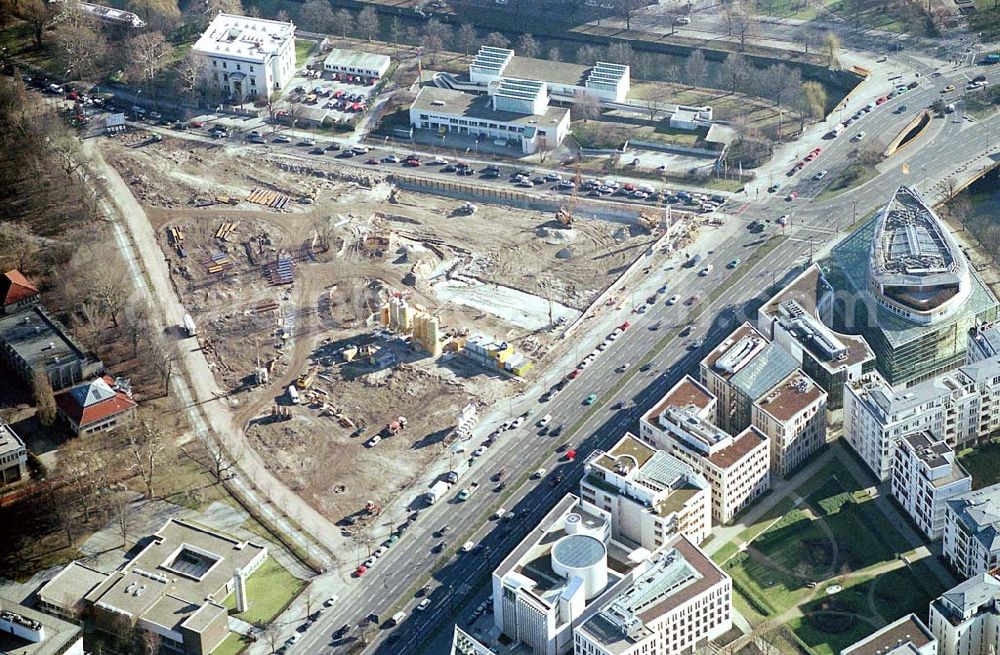 Aerial photograph Berlin-Tiergarten - Ein traditionelles Zentrum des historischen Berlins wird wieder zum Leben erweckt - die ehemalige „Untere Friedrichsvorstadt“. Wo zu Beginn des vergangenen Jahrhunderts die geistige und kulturelle Elite Berlins arbeitete und lebte, soll nun mit dem Köbis Dreieck ein neuer Ort der Begegnungen entstehen. Der insgesamt zwölf Einzelgebäude umfassende Komplex soll 2006 fertig gestellt werden. Köbis Dreieck GmbH & Co. Developement KG