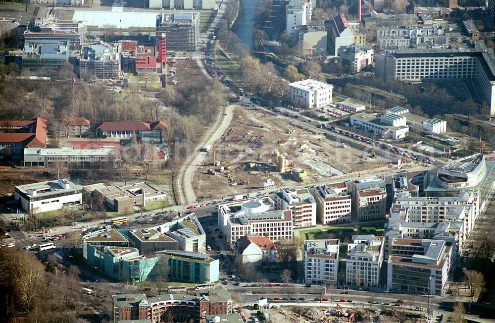 Aerial image Berlin-Tiergarten - Ein traditionelles Zentrum des historischen Berlins wird wieder zum Leben erweckt - die ehemalige „Untere Friedrichsvorstadt“. Wo zu Beginn des vergangenen Jahrhunderts die geistige und kulturelle Elite Berlins arbeitete und lebte, soll nun mit dem Köbis Dreieck ein neuer Ort der Begegnungen entstehen. Der insgesamt zwölf Einzelgebäude umfassende Komplex soll 2006 fertig gestellt werden. Köbis Dreieck GmbH & Co. Developement KG