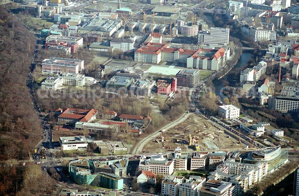 Aerial photograph Berlin-Tiergarten - Ein traditionelles Zentrum des historischen Berlins wird wieder zum Leben erweckt - die ehemalige „Untere Friedrichsvorstadt“. Wo zu Beginn des vergangenen Jahrhunderts die geistige und kulturelle Elite Berlins arbeitete und lebte, soll nun mit dem Köbis Dreieck ein neuer Ort der Begegnungen entstehen. Der insgesamt zwölf Einzelgebäude umfassende Komplex soll 2006 fertig gestellt werden. Köbis Dreieck GmbH & Co. Developement KG