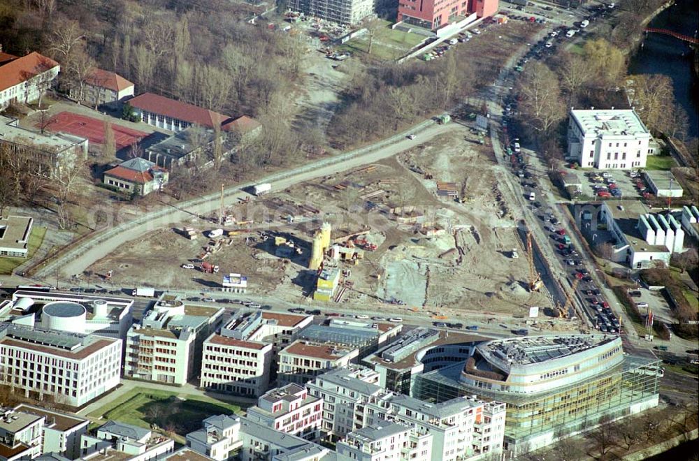 Berlin-Tiergarten from above - Ein traditionelles Zentrum des historischen Berlins wird wieder zum Leben erweckt - die ehemalige „Untere Friedrichsvorstadt“. Wo zu Beginn des vergangenen Jahrhunderts die geistige und kulturelle Elite Berlins arbeitete und lebte, soll nun mit dem Köbis Dreieck ein neuer Ort der Begegnungen entstehen. Der insgesamt zwölf Einzelgebäude umfassende Komplex soll 2006 fertig gestellt werden. Köbis Dreieck GmbH & Co. Developement KG