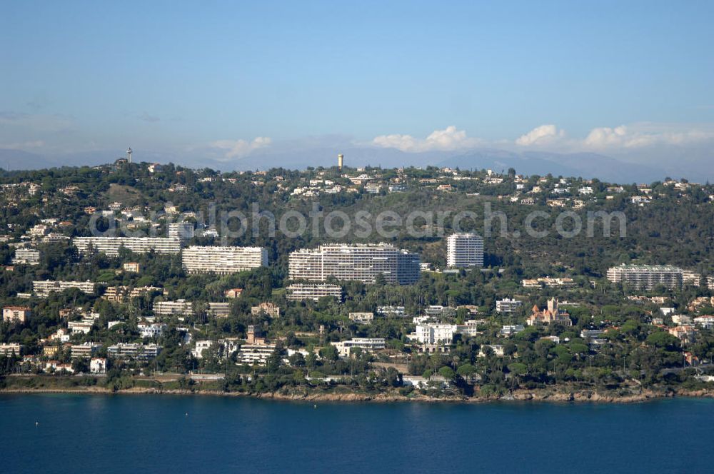 Cannes from above - Blick auf ein Wohngebiet an der Avenue du Maréchal Juin im Stadtteil La Californie in Cannes. Cannes ist eine Stadt mit ca. 70.200 Einwohnern (2006) in Südfrankreich an der Cote d' Azur im Département Alpes-Maritimes. Vom Mittelalter bis ins frühe 19. Jahrhundert war Cannes ein Fischerdorf. In den Dreißigerjahren des 19. Jahrhunderts kamen französische und ausländische Adlige in die Gegend und bauten Ferienhäuser. Bis heute ist die Stadt ein Treffpunkt der Reichen und Schönen und hat sich einen mondänen Charakter erhalten.