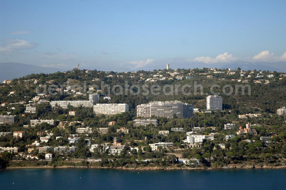 Cannes from the bird's eye view: Blick auf ein Wohngebiet an der Avenue du Maréchal Juin im Stadtteil La Californie in Cannes. Cannes ist eine Stadt mit ca. 70.200 Einwohnern (2006) in Südfrankreich an der Cote d' Azur im Département Alpes-Maritimes. Vom Mittelalter bis ins frühe 19. Jahrhundert war Cannes ein Fischerdorf. In den Dreißigerjahren des 19. Jahrhunderts kamen französische und ausländische Adlige in die Gegend und bauten Ferienhäuser. Bis heute ist die Stadt ein Treffpunkt der Reichen und Schönen und hat sich einen mondänen Charakter erhalten.