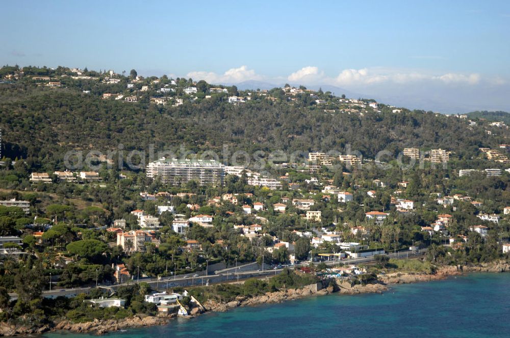 Cannes from above - Blick auf ein Wohngebiet an der Avenue du Maréchal Juin im Stadtteil La Californie in Cannes. Cannes ist eine Stadt mit ca. 70.200 Einwohnern (2006) in Südfrankreich an der Cote d' Azur im Département Alpes-Maritimes. Vom Mittelalter bis ins frühe 19. Jahrhundert war Cannes ein Fischerdorf. In den Dreißigerjahren des 19. Jahrhunderts kamen französische und ausländische Adlige in die Gegend und bauten Ferienhäuser. Bis heute ist die Stadt ein Treffpunkt der Reichen und Schönen und hat sich einen mondänen Charakter erhalten.