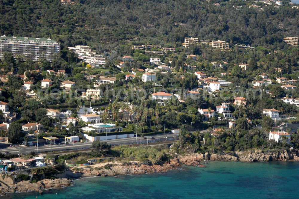 Cannes from the bird's eye view: Blick auf ein Wohngebiet an der Avenue du Maréchal Juin im Stadtteil La Californie in Cannes. Cannes ist eine Stadt mit ca. 70.200 Einwohnern (2006) in Südfrankreich an der Cote d' Azur im Département Alpes-Maritimes. Vom Mittelalter bis ins frühe 19. Jahrhundert war Cannes ein Fischerdorf. In den Dreißigerjahren des 19. Jahrhunderts kamen französische und ausländische Adlige in die Gegend und bauten Ferienhäuser. Bis heute ist die Stadt ein Treffpunkt der Reichen und Schönen und hat sich einen mondänen Charakter erhalten.