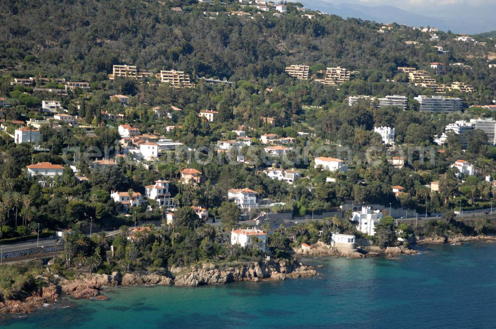 Aerial image Cannes - Blick auf ein Wohngebiet an der Avenue du Maréchal Juin im Stadtteil La Californie in Cannes. Cannes ist eine Stadt mit ca. 70.200 Einwohnern (2006) in Südfrankreich an der Cote d' Azur im Département Alpes-Maritimes. Vom Mittelalter bis ins frühe 19. Jahrhundert war Cannes ein Fischerdorf. In den Dreißigerjahren des 19. Jahrhunderts kamen französische und ausländische Adlige in die Gegend und bauten Ferienhäuser. Bis heute ist die Stadt ein Treffpunkt der Reichen und Schönen und hat sich einen mondänen Charakter erhalten.