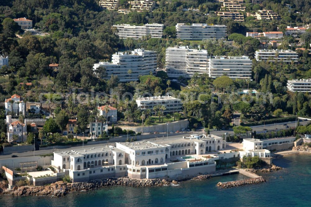 Cannes from above - Blick auf ein Wohngebiet an der Avenue du Maréchal Juin im Stadtteil La Californie in Cannes. Cannes ist eine Stadt mit ca. 70.200 Einwohnern (2006) in Südfrankreich an der Cote d' Azur im Département Alpes-Maritimes. Vom Mittelalter bis ins frühe 19. Jahrhundert war Cannes ein Fischerdorf. In den Dreißigerjahren des 19. Jahrhunderts kamen französische und ausländische Adlige in die Gegend und bauten Ferienhäuser. Bis heute ist die Stadt ein Treffpunkt der Reichen und Schönen und hat sich einen mondänen Charakter erhalten.