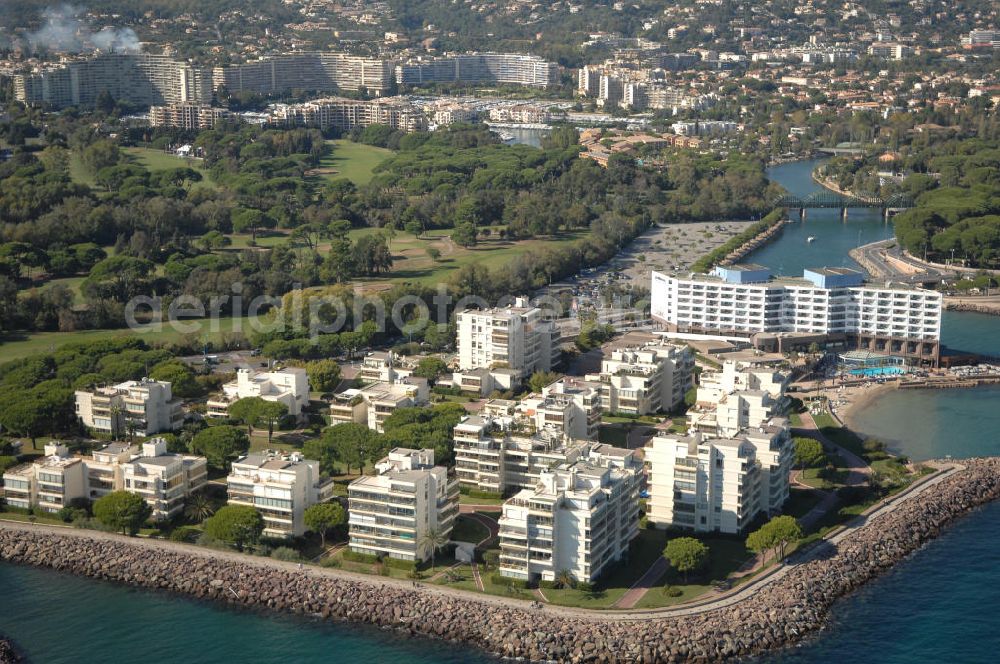 Mandelieu-la-Napoule from the bird's eye view: Blick auf ein Wohngebiet und das Pulman Royal Casino im Stadtteil La Napoule in Mandelieu-la-Napoule.