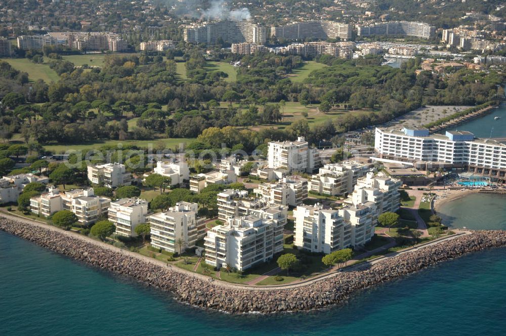 Aerial image Mandelieu-la-Napoule - Blick auf ein Wohngebiet und das Pulman Royal Casino im Stadtteil La Napoule in Mandelieu-la-Napoule.