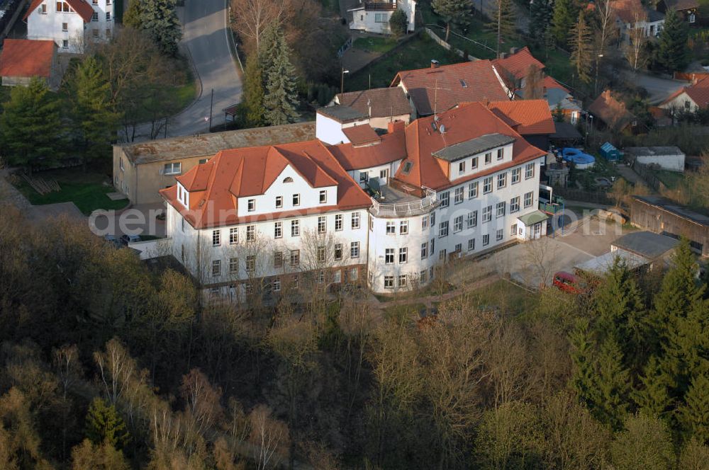 SANGERHAUSEN from above - Blick auf ein Wohnhaus an der Bottchenbachstraße im Ortsteil Wippra von Sangerhausen. Sangerhausen ist eine Stadt im deutschen Bundesland Sachsen-Anhalt. Sie liegt im Südwesten des Bundeslandes an der Grenze zu Thüringen und ist die Kreisstadt des Landkreises Mansfeld-Südharz.Wippra ist ein Stadtteil der Stadt Sangerhausen. Wippra war bis zur Eingemeindung nach Sangerhausen am 1. Januar 2008 eine selbstständige Gemeinde