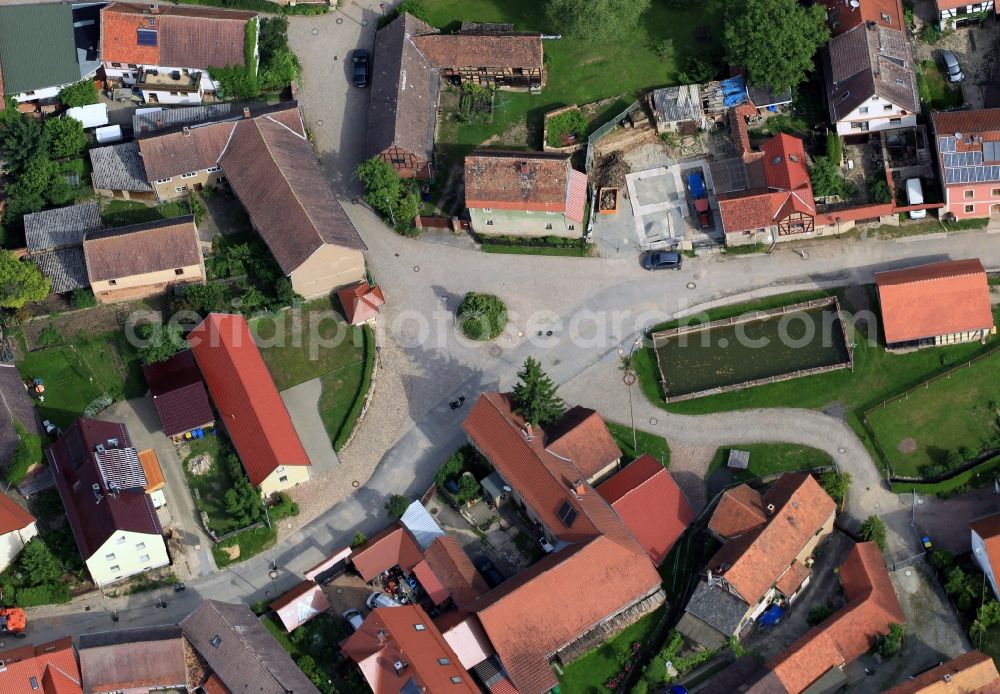 Aerial photograph Jenalöbnitz - Crowded together, are the original farmhouses in the village street of the municipality Jenaloebnitz in Thuringia