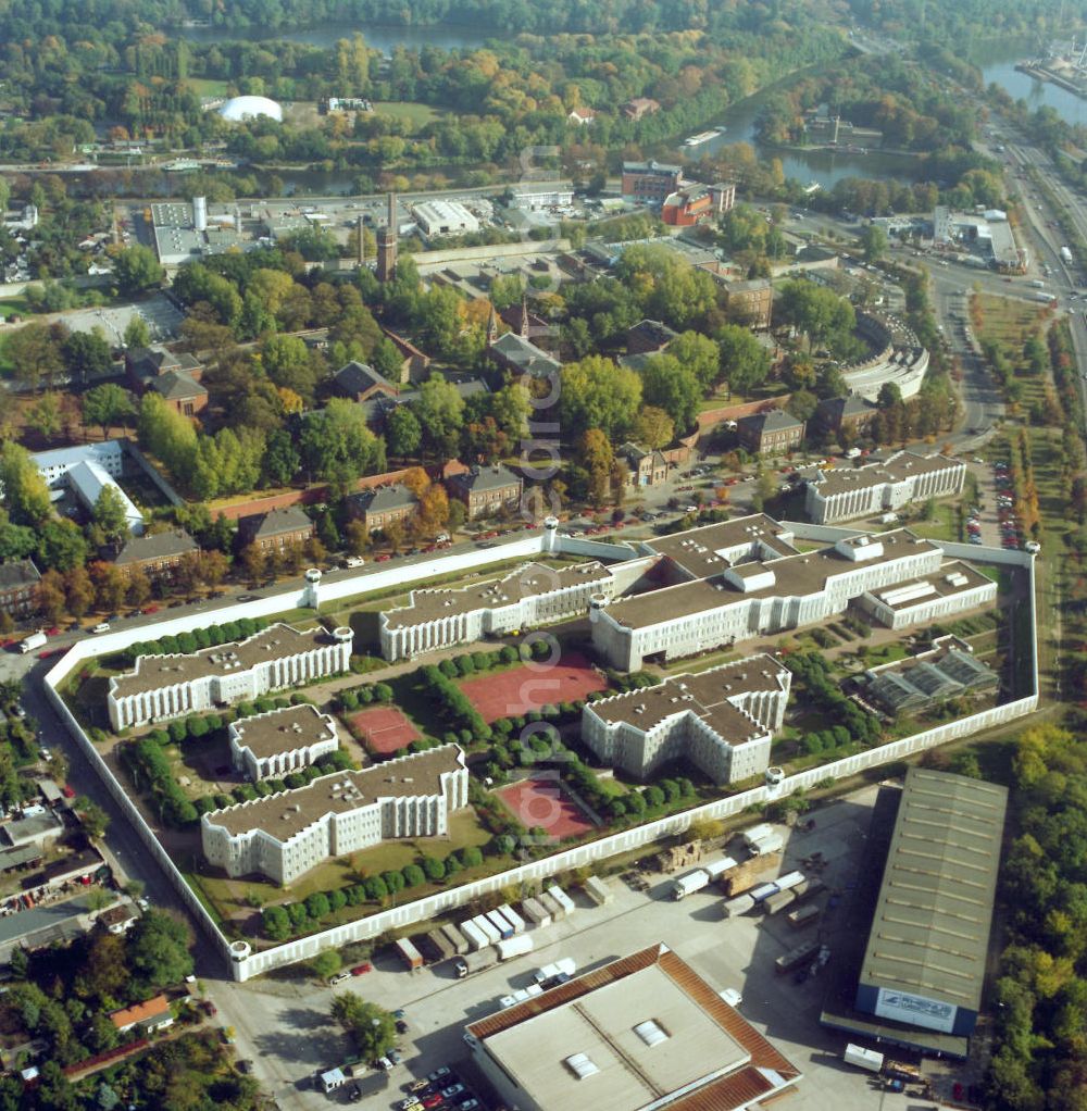 Aerial image Berlin-Tegel. - , Die JVA Charlottenburg, seit dem 01.03.1998 eine Anstalt des geschlossenen Männervollzuges, hat eine Aufnahme- kapazität von knapp 300 Inhaftierten. Erbaut wurde die jetzige JVA Charlottenburg im Jahr 1982 ursprünglich als Justizvollzugsanstalt für Frauen. Postanschrift: JVA Charlottenburg, Friedrich-Olbricht-Damm 17, 13627 Berlin, Tel: 030/90144-0, Öffentlichkeitsarbeit: Frau Frey, Tel.: 030/90144-451, E-Mail: jva-charlottenburg@jva-cbg.verwalt-berlin.de