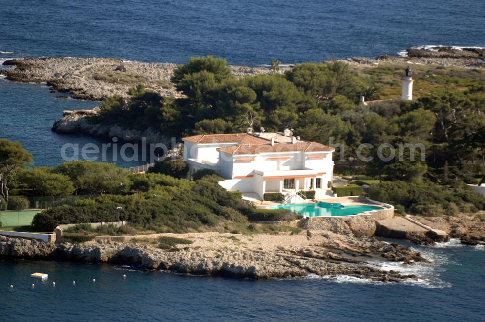 Aerial photograph Antibes - Blick auf eine Villa am Cap d' Antibes im Stadtteil Juan-les-Pins von Antibes. Juan-les-Pins ist ein Seebad an der Cote d' Azur. Der Ort gehört zur Stadt Antibes und liegt im Département Alpes-Maritimes in der Région Provence-Alpes-Cote d' Azur. Die Gemeinde hat zusammen mit Antibes etwa 74.000 Einwohner und nennt sich offiziell Antibes Juan-les-Pins. Nach Nizza sind es etwa 20 Kilometer und nach Cannes gut zwölf Kilometer.