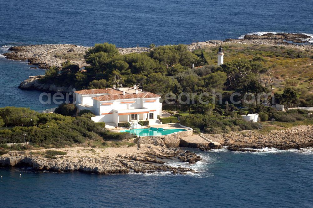 Antibes from above - Blick auf eine Villa am Cap d' Antibes im Stadtteil Juan-les-Pins von Antibes. Juan-les-Pins ist ein Seebad an der Cote d' Azur. Der Ort gehört zur Stadt Antibes und liegt im Département Alpes-Maritimes in der Région Provence-Alpes-Cote d' Azur. Die Gemeinde hat zusammen mit Antibes etwa 74.000 Einwohner und nennt sich offiziell Antibes Juan-les-Pins. Nach Nizza sind es etwa 20 Kilometer und nach Cannes gut zwölf Kilometer.