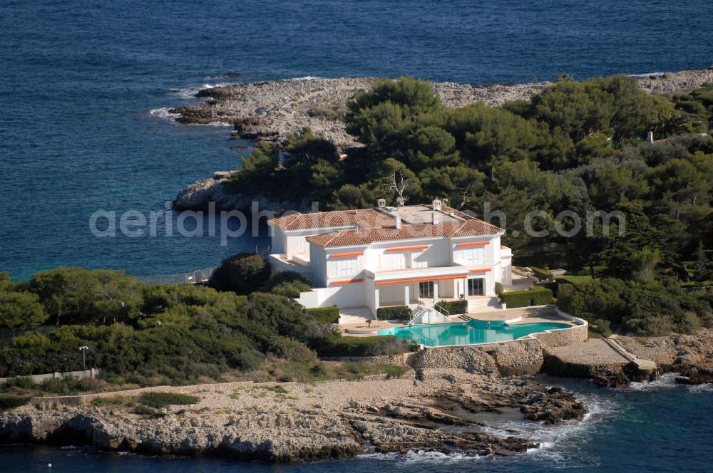 Antibes from the bird's eye view: Blick auf eine Villa am Cap d' Antibes im Stadtteil Juan-les-Pins von Antibes. Juan-les-Pins ist ein Seebad an der Cote d' Azur. Der Ort gehört zur Stadt Antibes und liegt im Département Alpes-Maritimes in der Région Provence-Alpes-Cote d' Azur. Die Gemeinde hat zusammen mit Antibes etwa 74.000 Einwohner und nennt sich offiziell Antibes Juan-les-Pins. Nach Nizza sind es etwa 20 Kilometer und nach Cannes gut zwölf Kilometer.