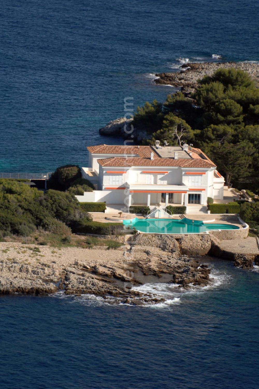 Aerial image Antibes - Blick auf eine Villa am Cap d' Antibes im Stadtteil Juan-les-Pins von Antibes. Juan-les-Pins ist ein Seebad an der Cote d' Azur. Der Ort gehört zur Stadt Antibes und liegt im Département Alpes-Maritimes in der Région Provence-Alpes-Cote d' Azur. Die Gemeinde hat zusammen mit Antibes etwa 74.000 Einwohner und nennt sich offiziell Antibes Juan-les-Pins. Nach Nizza sind es etwa 20 Kilometer und nach Cannes gut zwölf Kilometer.