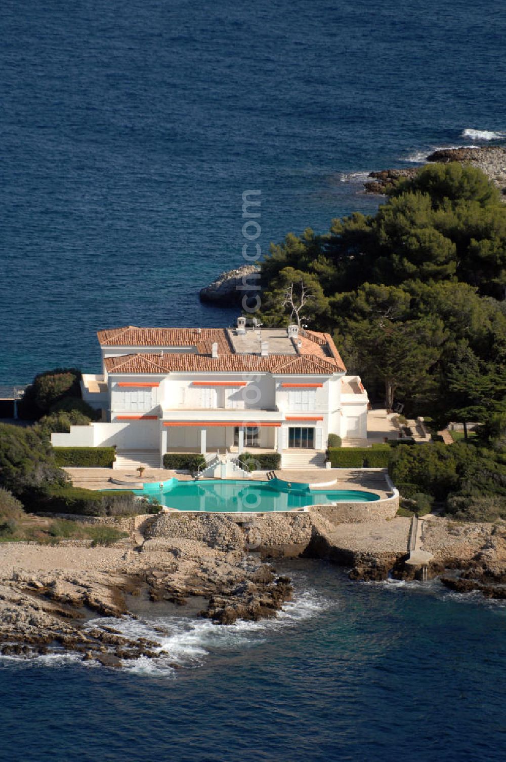 Aerial photograph Antibes - Blick auf eine Villa am Cap d' Antibes im Stadtteil Juan-les-Pins von Antibes. Juan-les-Pins ist ein Seebad an der Cote d' Azur. Der Ort gehört zur Stadt Antibes und liegt im Département Alpes-Maritimes in der Région Provence-Alpes-Cote d' Azur. Die Gemeinde hat zusammen mit Antibes etwa 74.000 Einwohner und nennt sich offiziell Antibes Juan-les-Pins. Nach Nizza sind es etwa 20 Kilometer und nach Cannes gut zwölf Kilometer.