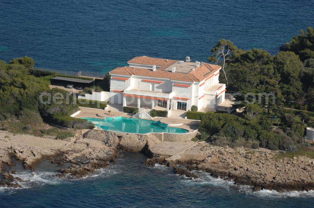 Antibes from above - Blick auf eine Villa am Cap d' Antibes im Stadtteil Juan-les-Pins von Antibes. Juan-les-Pins ist ein Seebad an der Cote d' Azur. Der Ort gehört zur Stadt Antibes und liegt im Département Alpes-Maritimes in der Région Provence-Alpes-Cote d' Azur. Die Gemeinde hat zusammen mit Antibes etwa 74.000 Einwohner und nennt sich offiziell Antibes Juan-les-Pins. Nach Nizza sind es etwa 20 Kilometer und nach Cannes gut zwölf Kilometer.