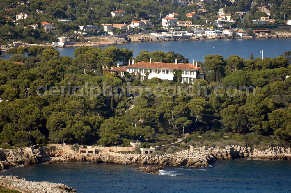 Antibes from the bird's eye view: Blick auf ein Wohngebiet am Cap d' Antibes im Stadtteil Juan-les-Pins von Antibes. Juan-les-Pins ist ein Seebad an der Cote d' Azur. Der Ort gehört zur Stadt Antibes und liegt im Département Alpes-Maritimes in der Région Provence-Alpes-Cote d' Azur. Die Gemeinde hat zusammen mit Antibes etwa 74.000 Einwohner und nennt sich offiziell Antibes Juan-les-Pins. Nach Nizza sind es etwa 20 Kilometer und nach Cannes gut zwölf Kilometer.