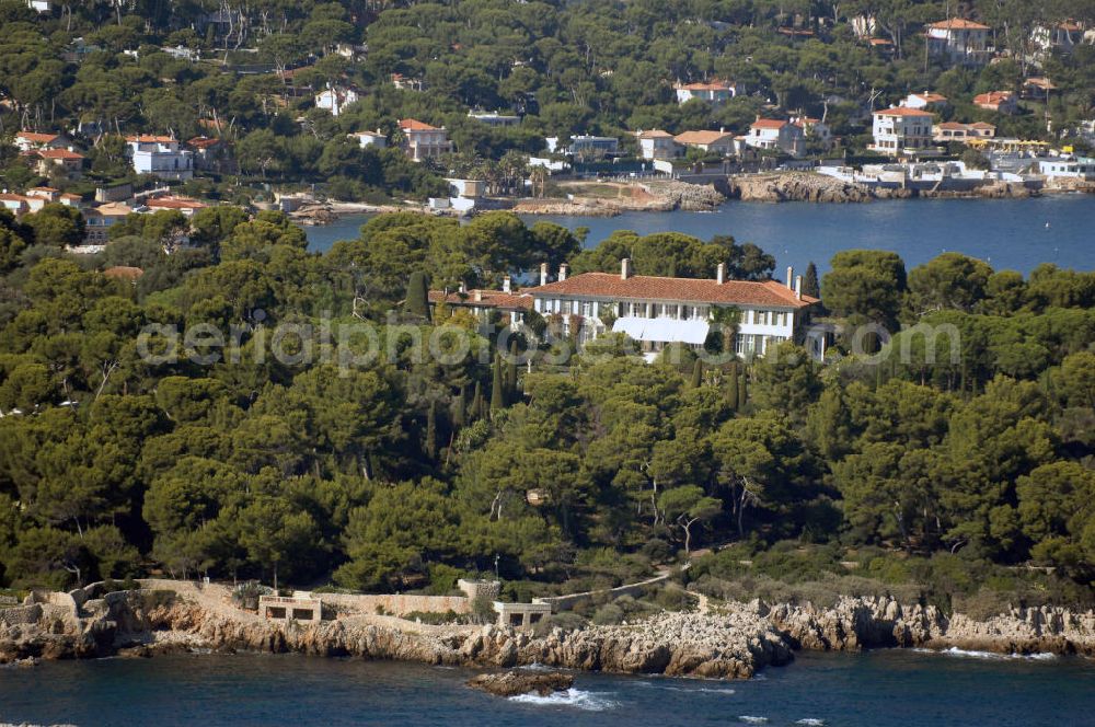 Aerial image Antibes - Blick auf ein Wohngebiet am Cap d' Antibes im Stadtteil Juan-les-Pins von Antibes. Juan-les-Pins ist ein Seebad an der Cote d' Azur. Der Ort gehört zur Stadt Antibes und liegt im Département Alpes-Maritimes in der Région Provence-Alpes-Cote d' Azur. Die Gemeinde hat zusammen mit Antibes etwa 74.000 Einwohner und nennt sich offiziell Antibes Juan-les-Pins. Nach Nizza sind es etwa 20 Kilometer und nach Cannes gut zwölf Kilometer.