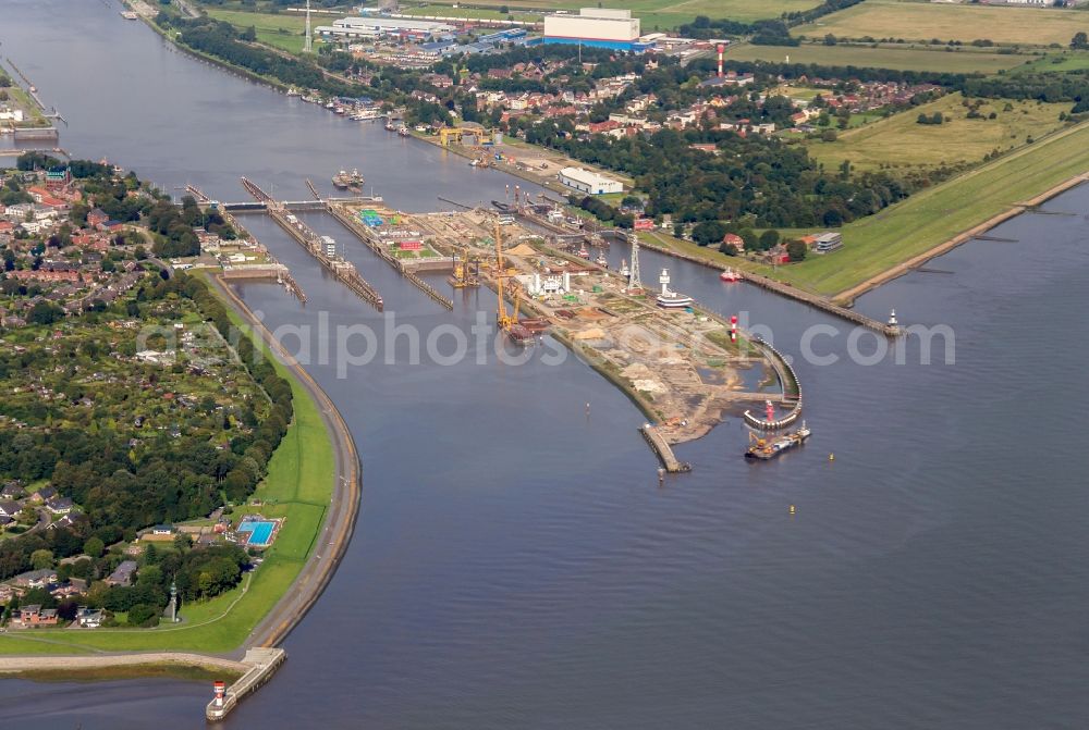 Brunsbüttel from above - Channel flow and river banks of the waterway shipping Nord-Ostsee-Kanal in Brunsbuettel in the state Schleswig-Holstein, Germany