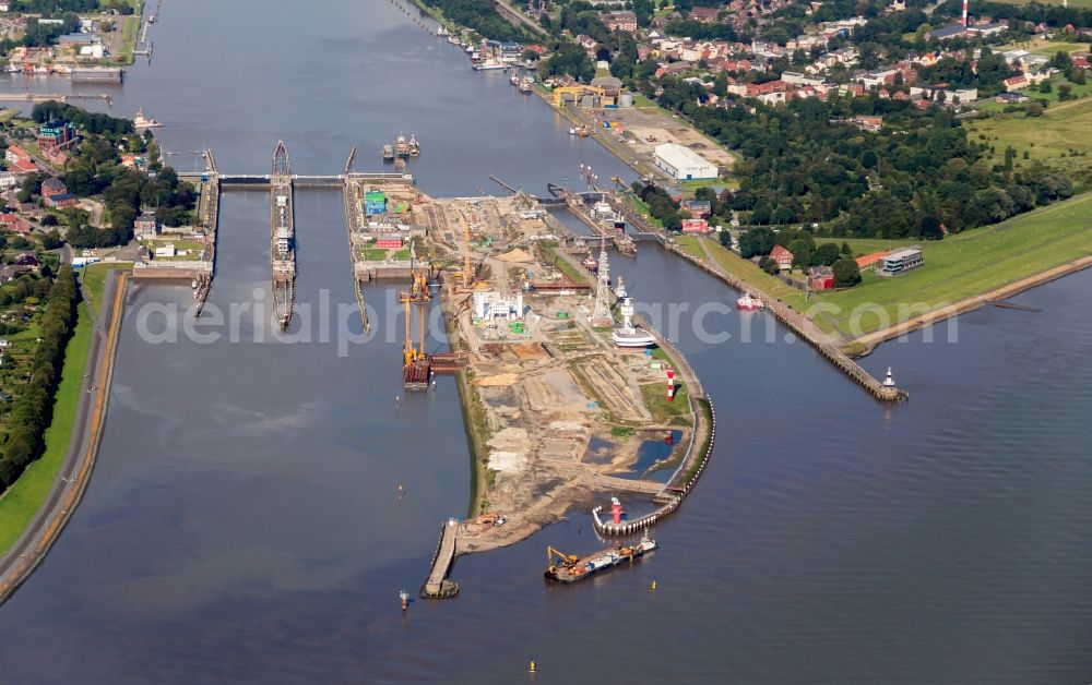 Brunsbüttel from the bird's eye view: Channel flow and river banks of the waterway shipping Nord-Ostsee-Kanal in Brunsbuettel in the state Schleswig-Holstein, Germany